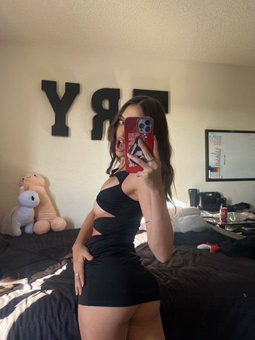 oops, is my dress too short ? https://t.co/KdaJZzjY1v