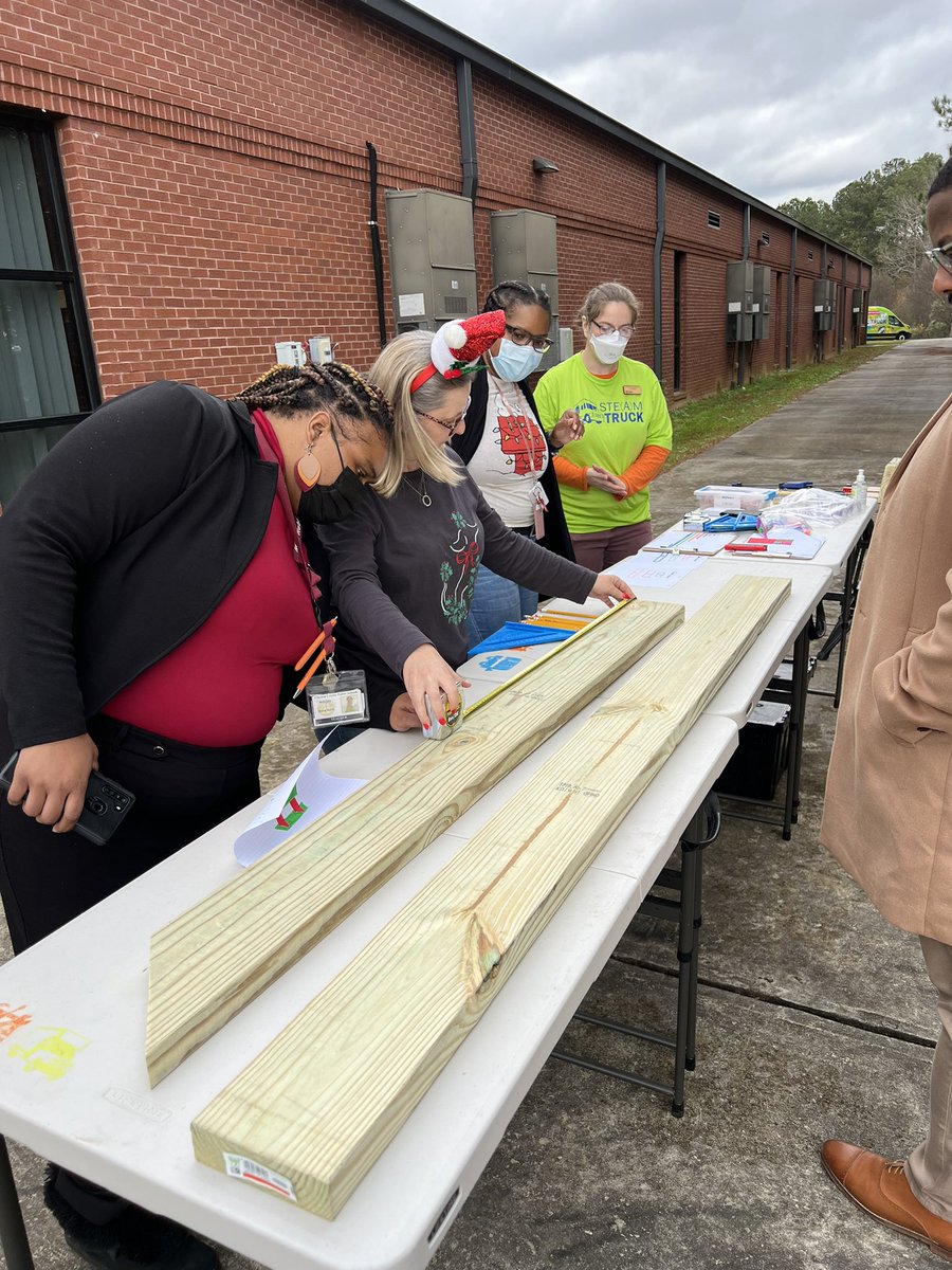 mbakereducator's tweet photo. Yesterday’s Applied PBL &amp; Maker Tools PLEX session was such a success ✨ Teachers were able to use the PBL practices discussed throughout this semester and apply it to some Hands-On, Minds-On work!! 🚛💨 https://t.co/zN4QIlI2R0