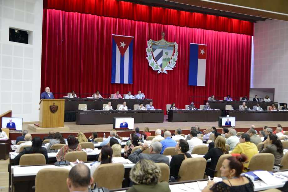 Las Directivas Generales para enfrentar el delito, corrupción, ilegalidades e indisciplinas sociales, deben implementarse en los organismos, entidades nacionales, y gobiernos territoriales, y reforzar los mecanismos y herramientas que ya existen para este combate.