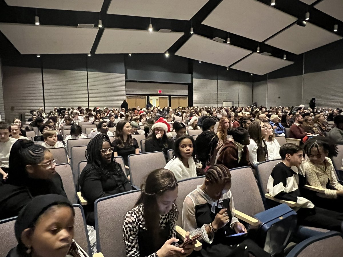 kga95aka's tweet photo. Myers MS Winter Concert begins now!! #allinforalbany @albanyschools @AHSFalconsNest https://t.co/Tr3helX8um
