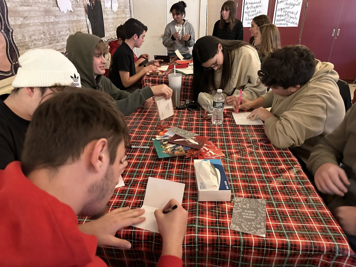 oths_nhs23's tweet photo. NHS members had a great time making cards for troops to bring them some holiday cheer! 🎄🕎 https://t.co/TRiQAye7Lj