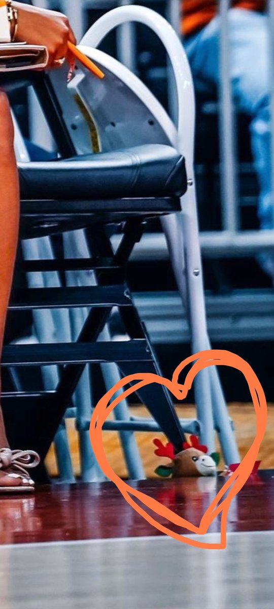 jaelpraise's tweet photo. @Sydney_Rene Hey there's someone under the seat beside you.🧡😊 https://t.co/ziISJuVhqT