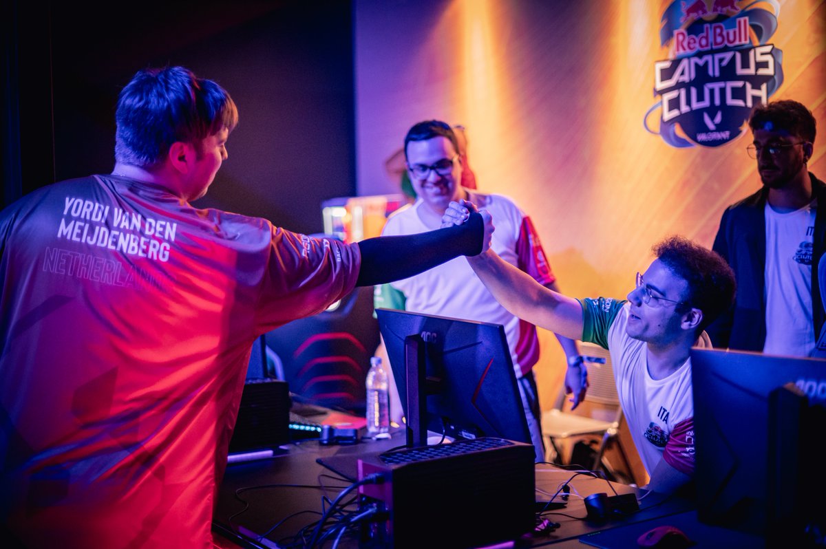 O primeiro dia de competições do Red Bull Campus Clutch Word Final foi INTENSO 🔥

8 times conquistaram a vaga nas finais: Austrália, Holanda, Macedônia do Norte, Paquistão, República Tcheca, Nova Zelândia, Estados Unidos e Slovenia.

📸 Marcelo Maragni