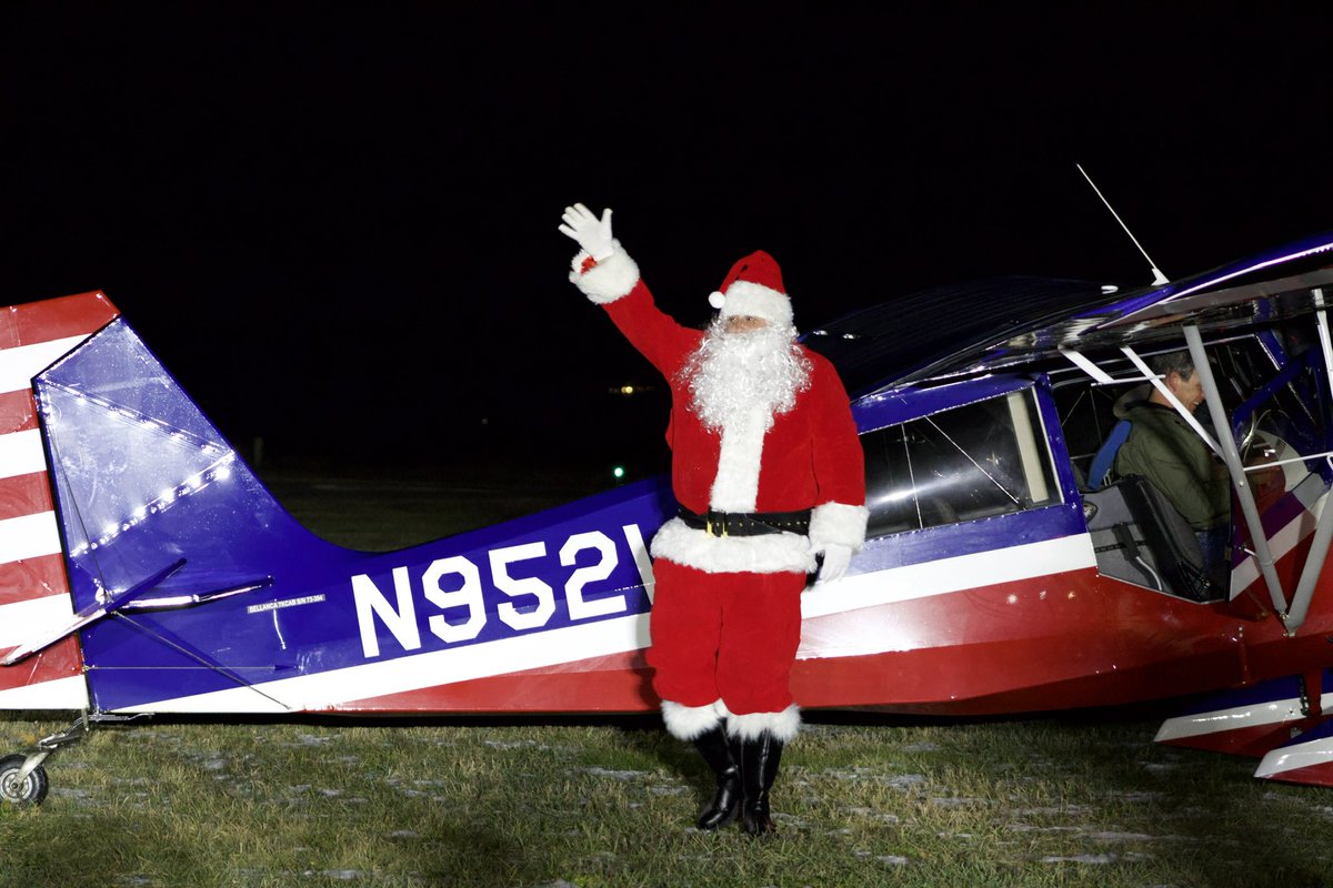 TaniBergeron's tweet photo. Christmas in the Village at Goodspeed Airport in East Haddam. Santa came in style! #XmasChallenge2022 #EastHaddam #goodspeedairport #flyingsanta https://t.co/FdaFdLvyyV
