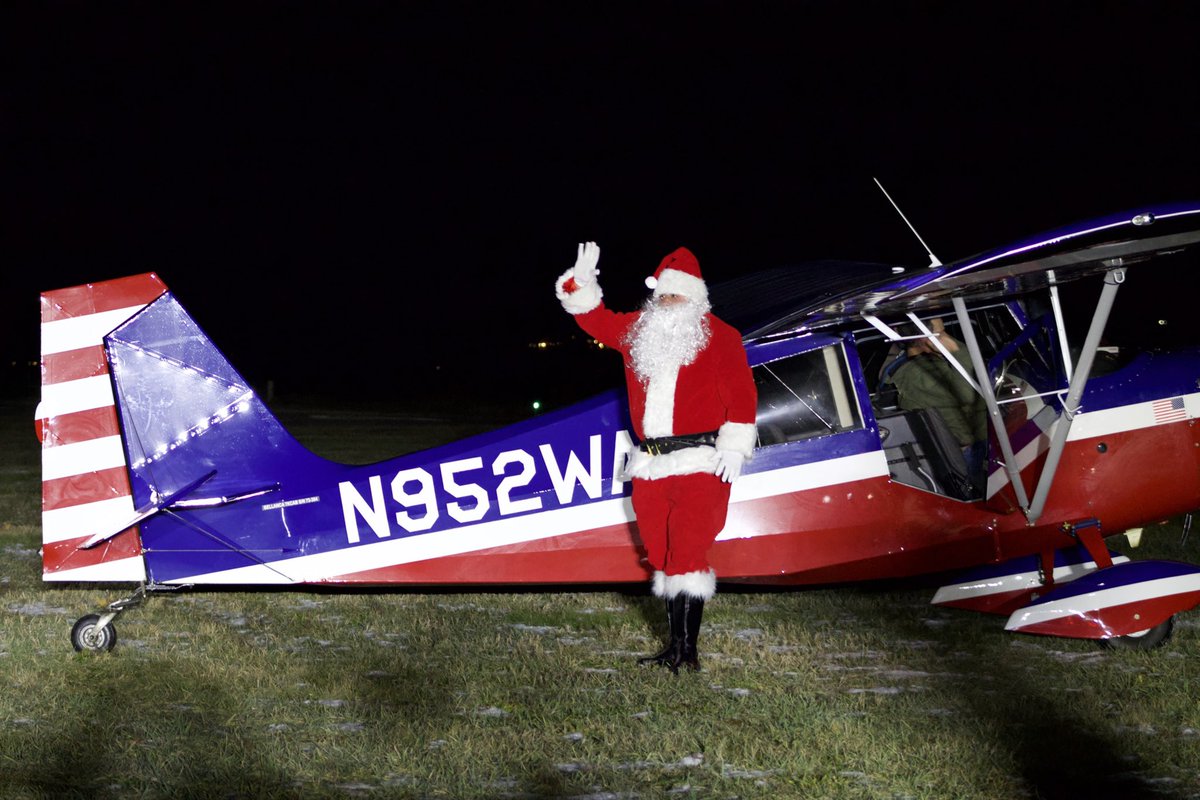 TaniBergeron's tweet photo. Christmas in the Village at Goodspeed Airport in East Haddam. Santa came in style! #XmasChallenge2022 #EastHaddam #goodspeedairport #flyingsanta https://t.co/FdaFdLvyyV