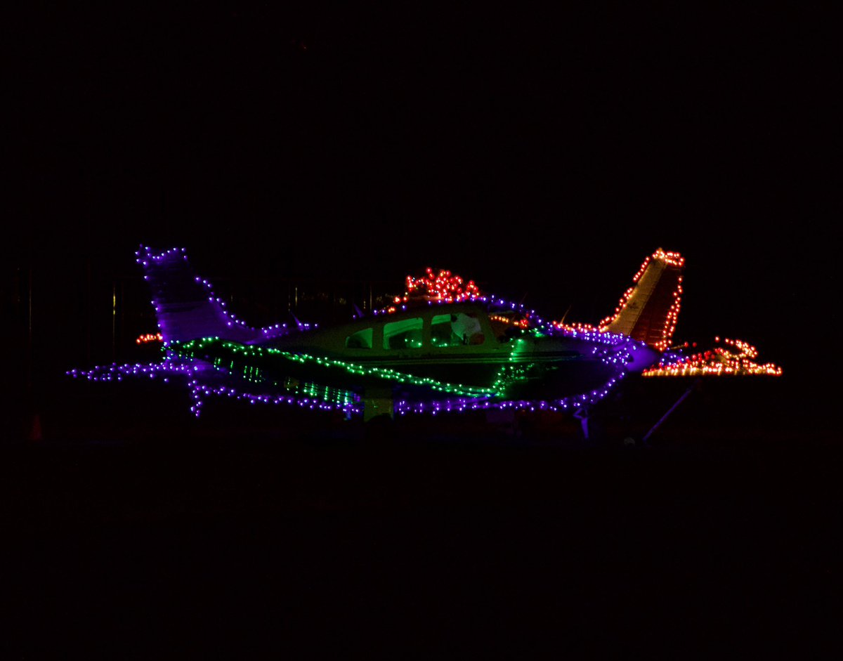TaniBergeron's tweet photo. Christmas in the Village at Goodspeed Airport in East Haddam. Santa came in style! #XmasChallenge2022 #EastHaddam #goodspeedairport #flyingsanta https://t.co/FdaFdLvyyV