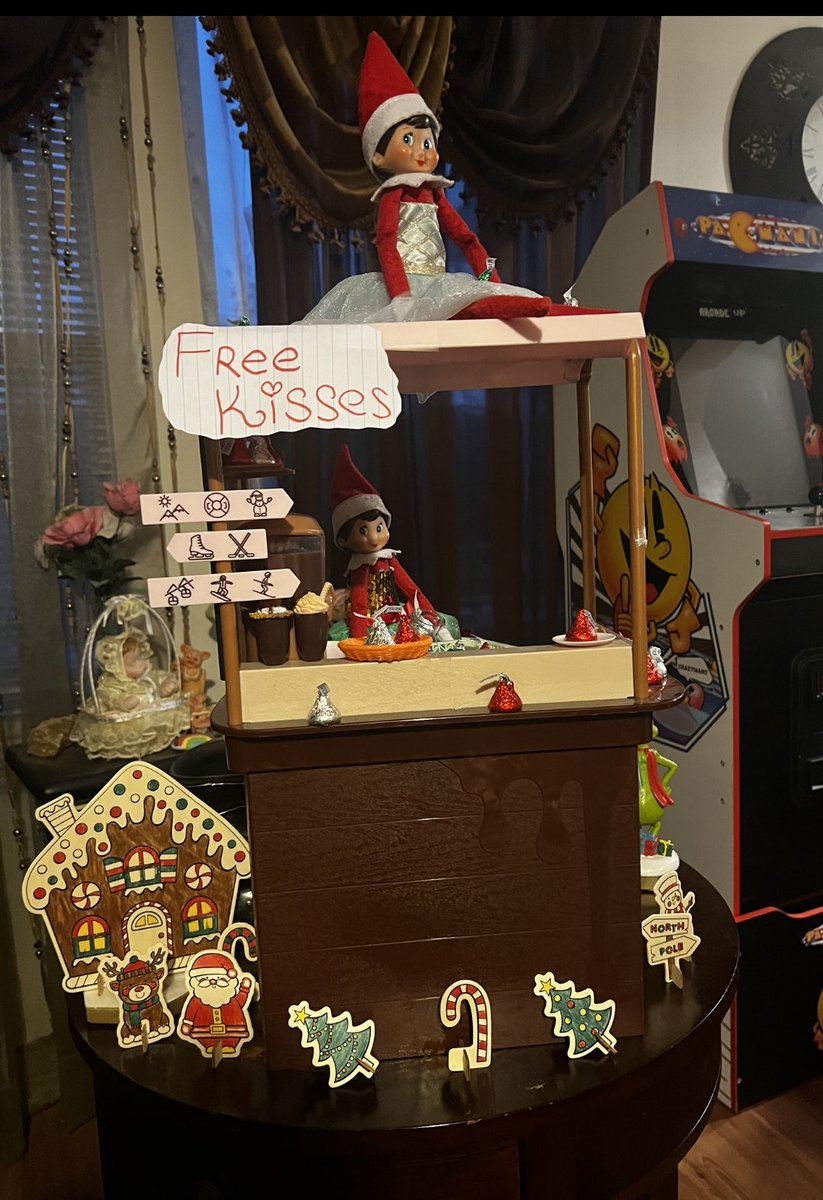 Matildas222's tweet photo. Free kisses from their Elf this morning.  😍 #ElfOnTheShelf https://t.co/DrfdgTWtiF