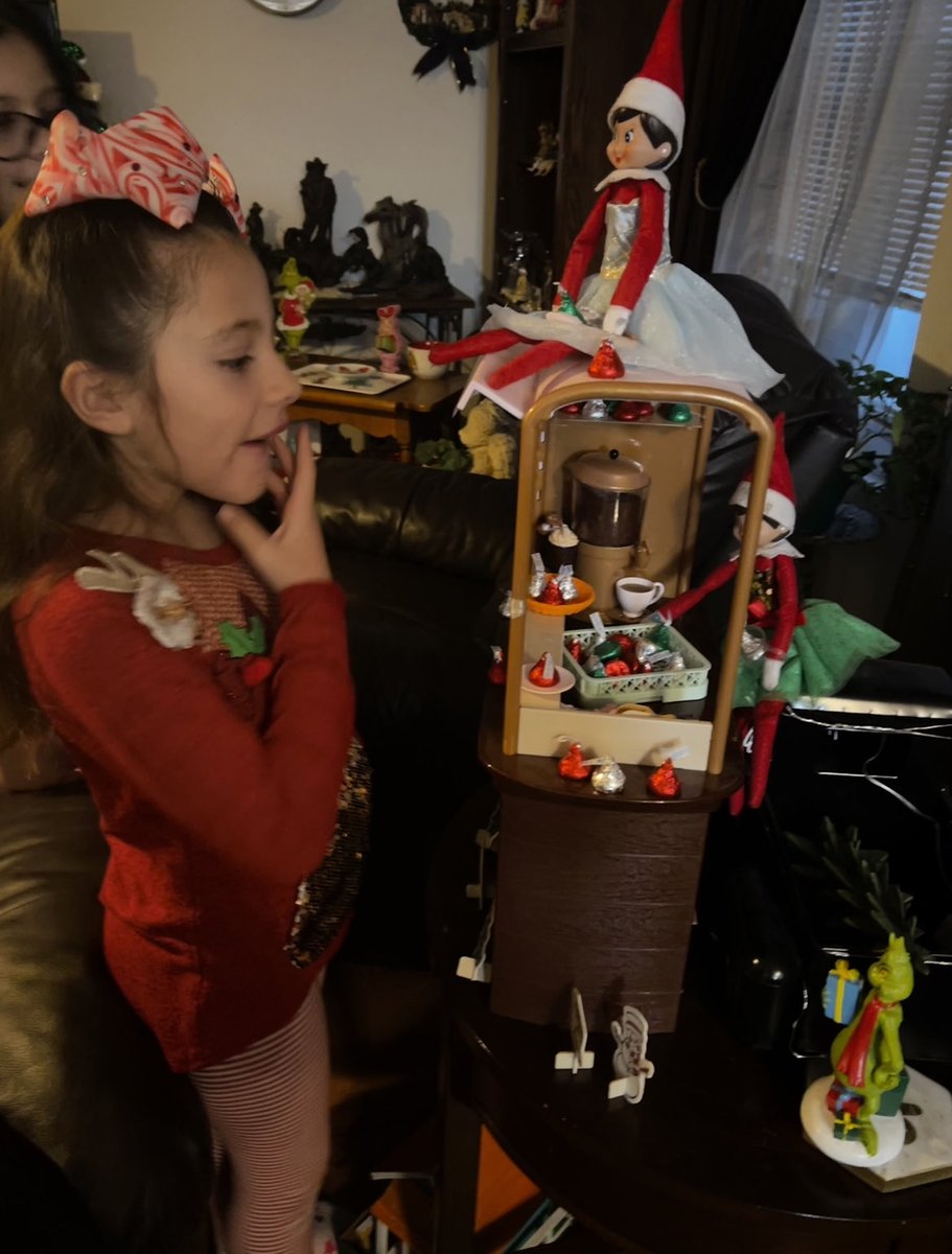 Matildas222's tweet photo. Free kisses from their Elf this morning.  😍 #ElfOnTheShelf https://t.co/DrfdgTWtiF