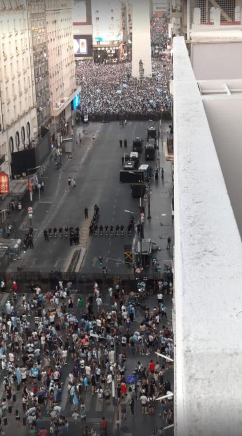 Corrientes y Paraná. Todo vallado para que nadie festeje.  no se bancan la alegría popular y el haber podido evitar el #MacriMufa
