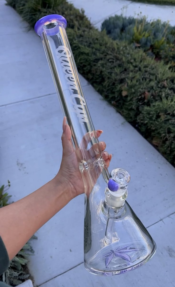 queenncyn's tweet photo. g i v e a w a y🍃💫
high my twitter fam! im doing a giveaway on 1 of my queen cyn bongs! 

r u l e s:
⁃ follow me @queencynn
⁃ rt &amp; like
⁃ comment why you smoke 

good luck 🫶🏽 https://t.co/NfmDpA7Woq