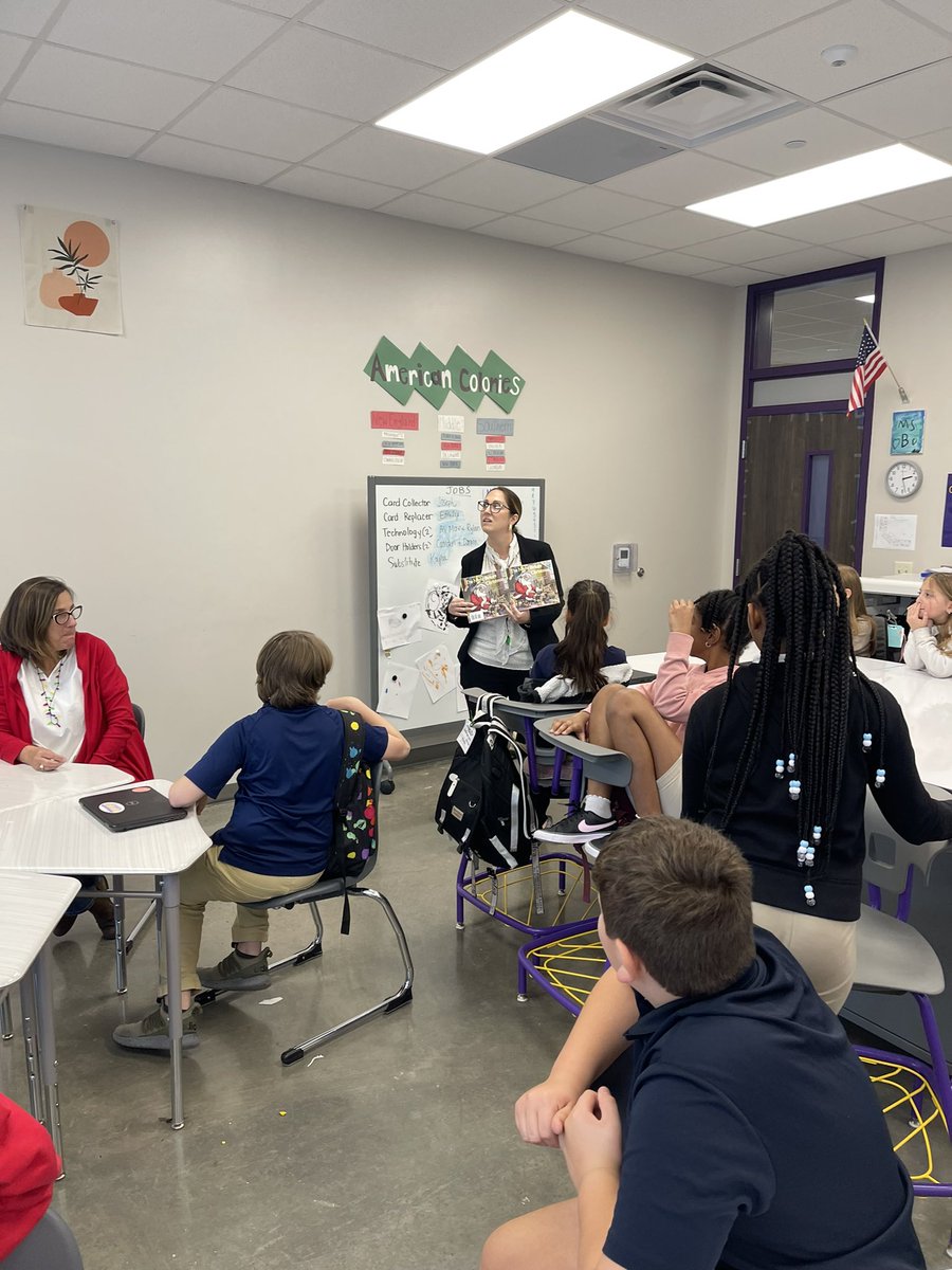 Mrs Richardson visited Ms. Bouligny’s fourth grade social studies class today and helped make personalized ornaments! 🎄