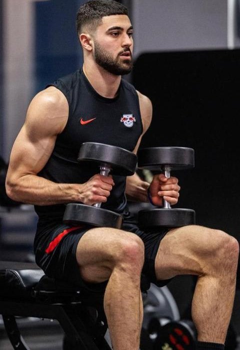 martin_TTP's tweet photo. Gvardiol: 
- 1.85 m
- 80 kg 
- Bestia física 

Messi: Andá pa' allá bobo... y ahora pa' acá y ahora pa' allá y ahora pa'acá... https://t.co/1EtrfQXMep