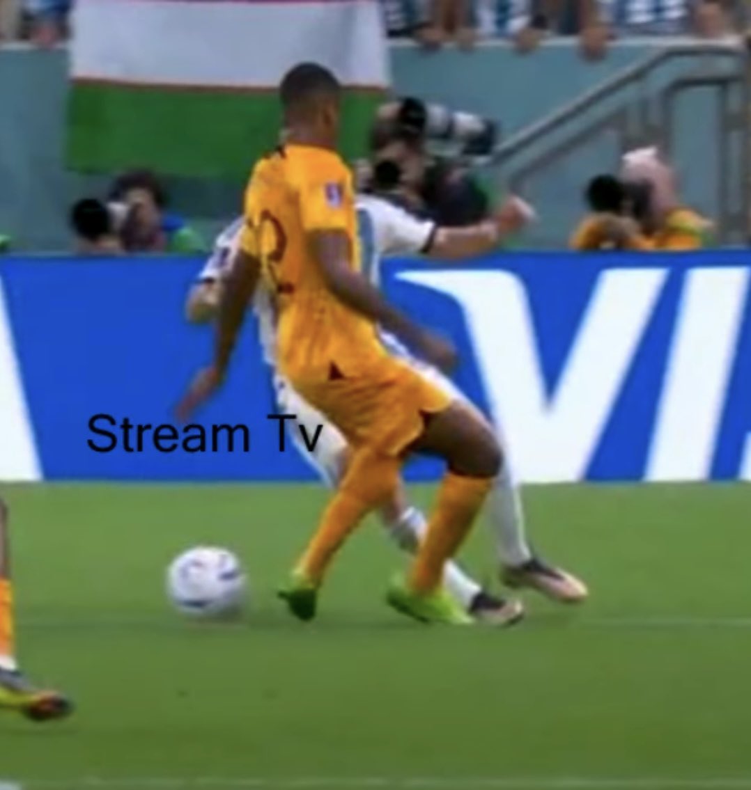 #NEDARG #ARGCRO Given the controversy of the penalty that was given to Croatia I looked back some stills of the penalty that was given to ARG against NED. The replay was never shown on TV. If you look well the ball and the player were outside the box but not even a VAR review.