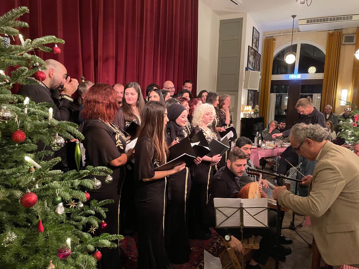 Mooie avond in <a href="/BelvedereRdam/">VerhalenBelvédère</a> met Tarab koor,  <a href="/EsselinevdSande/">Esseline van de Sande</a> en onze bende vd zwarte hand - particulieren die investeren in het Verhalenhuis - &amp; de opening van de kunstmarkt met werk van vele Rdamse kunstenaars te koop tussen de 30 en 300 euro. De kunstmarkt is er tm 23 dec