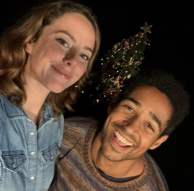 📸| MAIS UMA PRO BR! Nova selfie dos nossos brasileirinhos favoritos Kaya Scodelario e Alfie Enoch 🇧🇷❤️