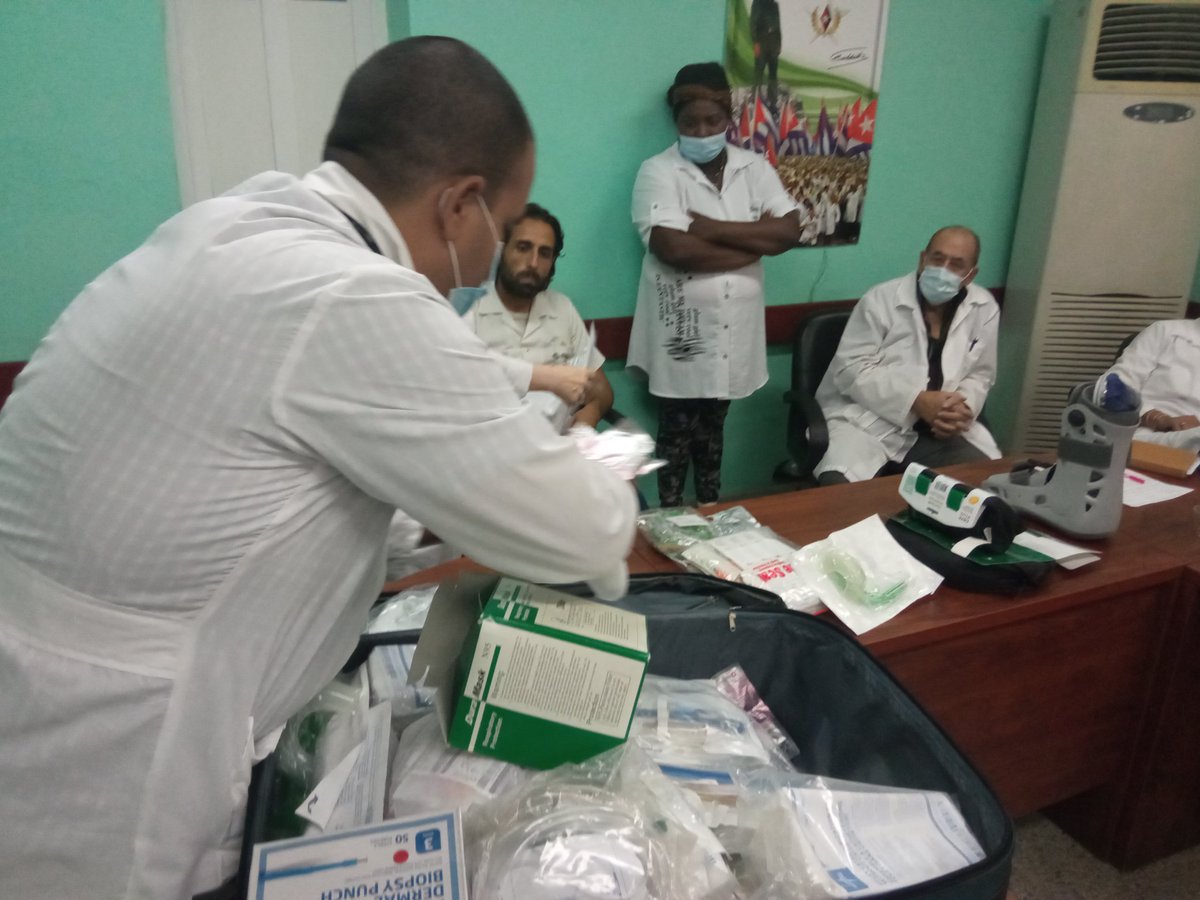 La solidaridad es uno de los principios de nuestro sistema de salud pública.
El estudiante de 5 to año de Medicina Yashar de nacionalidad iraní-canadiense y según palabras de él "cubano también"  de la Universidad  Manuel Fajardo, realiza un donativo a nuestra institución.