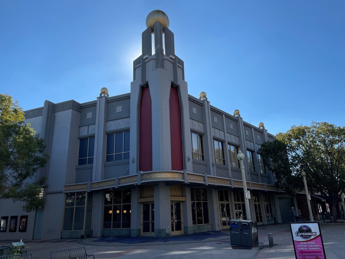 NEW: E-commerce giant Amazon officially is in the movie theater business. Amazon Studios has soft opened its first theater, The Culver Theater, in Culver City, CA. @CoStarNews went to the movies and checked it out today. costar.com/article/884404…