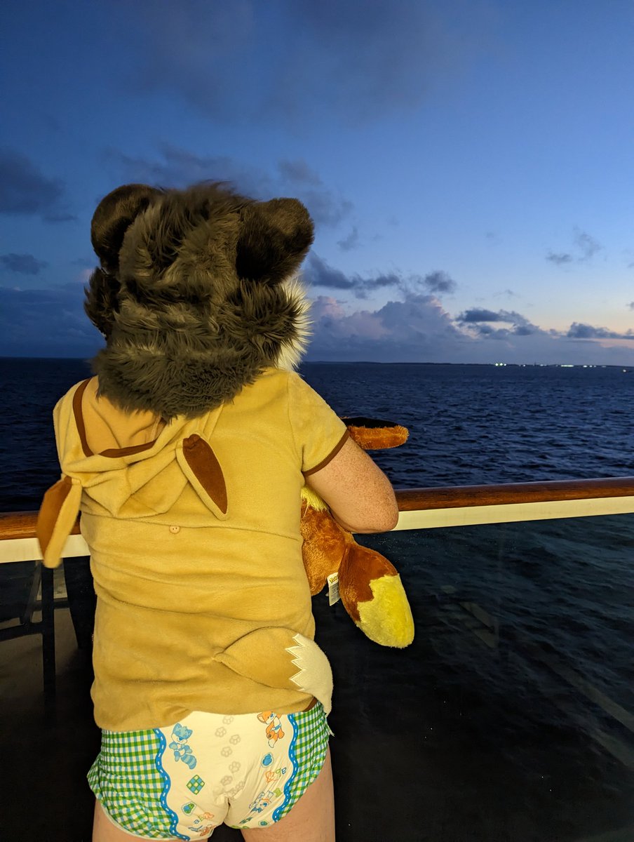 CubKova's tweet photo. Watching the sunset 🏝️🍹 https://t.co/jjdRXRyj0f