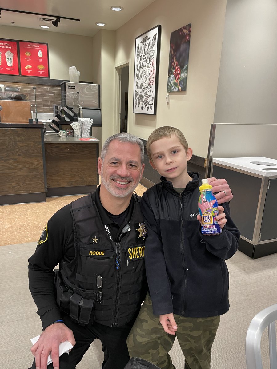 BeavertonSD's tweet photo. Let's go shopping! Students from Raleigh Park ES met up with Washington County Sheriff's deputies this afternoon at Target to shop 'til they dropped! Each student was paired up with an officer for a shopping spree to purchase gifts for their families. #BSDtogether #LetsBeGiving https://t.co/uO0lrsAcIN