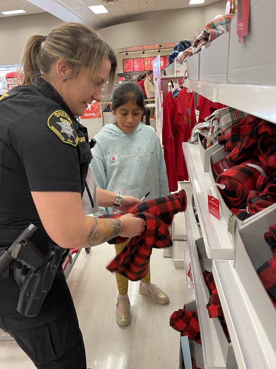 BeavertonSD's tweet photo. Let's go shopping! Students from Raleigh Park ES met up with Washington County Sheriff's deputies this afternoon at Target to shop 'til they dropped! Each student was paired up with an officer for a shopping spree to purchase gifts for their families. #BSDtogether #LetsBeGiving https://t.co/uO0lrsAcIN