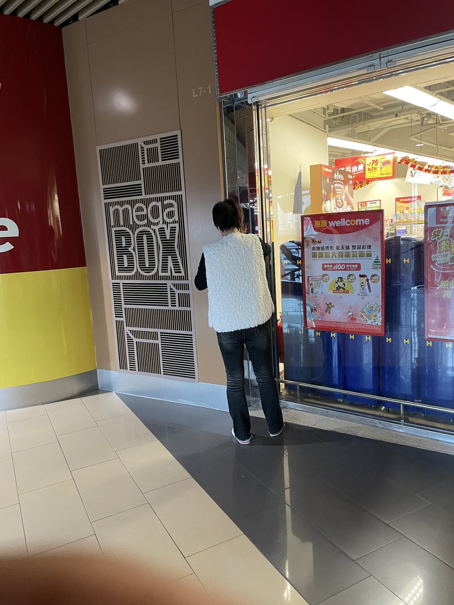 VisionOfAsia's tweet photo. #HongKong The end of an era as Wellcome pulls down its #leavehomesafe app posters in Megabox. https://t.co/0iWTUGFg2L
