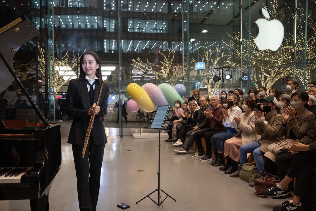 Tim Cook tweet media