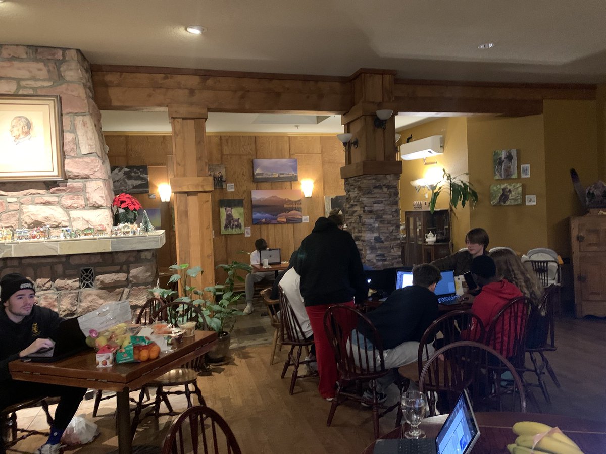welly_ski's tweet photo. Wellington college après ski #intelligence https://t.co/UPEYhndwqQ