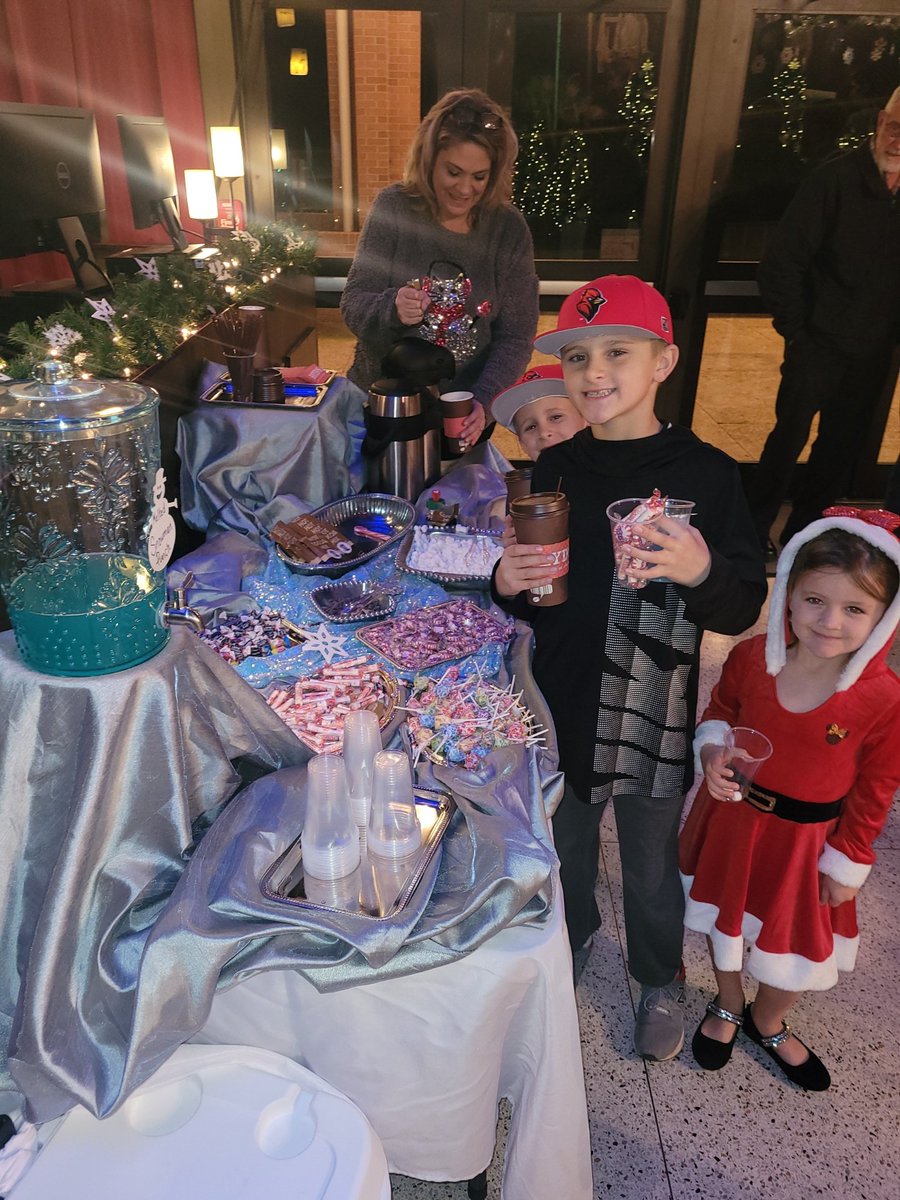 _BLewis_'s tweet image. Fun filled family event on campus for movie night. Love that Gadsden State offers these wonderful opportunities for the community and the students.@gadsdenstate @GSCCATHLETICS #smilingsmyfavorite #hesanangryelf