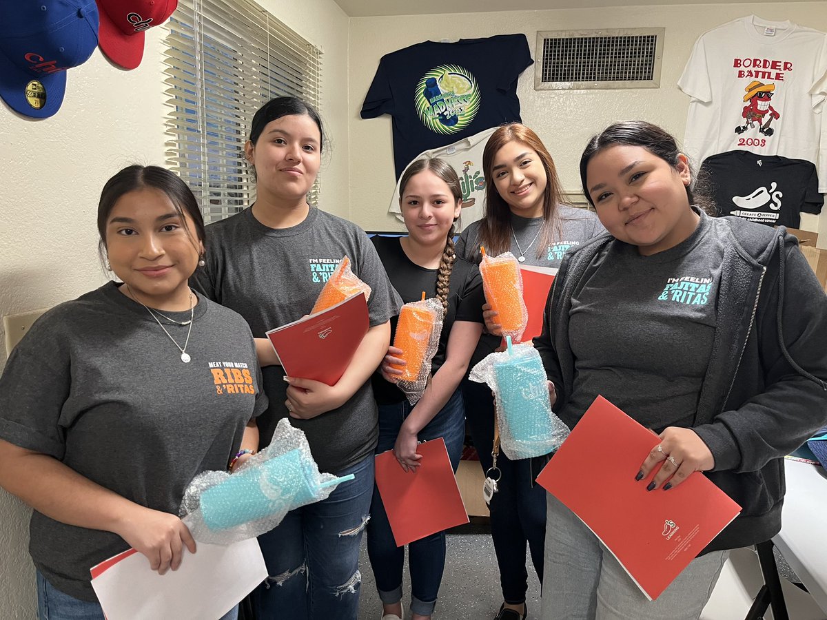 vero_gee147's tweet image. We did it! NRO Chilis San Juan had our first large group complete their #virtualfirstday with the @ChilisVTT! 25 new chiliheads got a big sense of belonging watching VFD on the big screen together.  @carissamariahh @mikponce82 @LarryV71