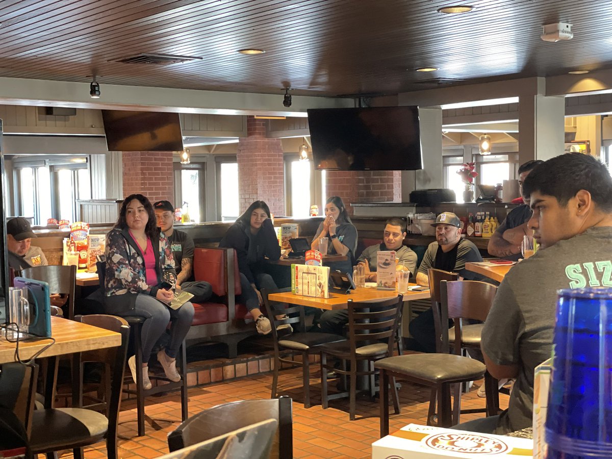 vero_gee147's tweet image. We did it! NRO Chilis San Juan had our first large group complete their #virtualfirstday with the @ChilisVTT! 25 new chiliheads got a big sense of belonging watching VFD on the big screen together.  @carissamariahh @mikponce82 @LarryV71