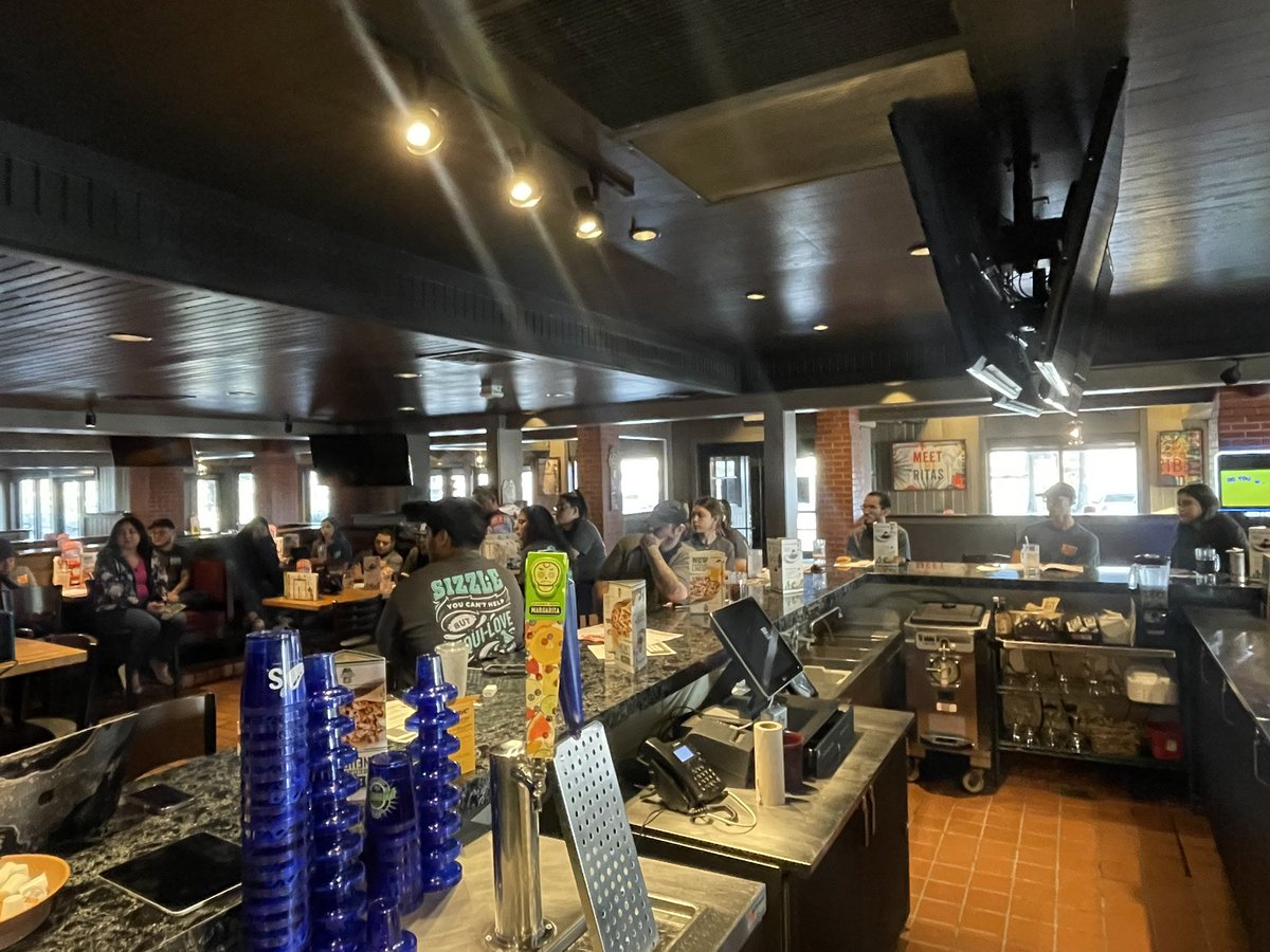 vero_gee147's tweet image. We did it! NRO Chilis San Juan had our first large group complete their #virtualfirstday with the @ChilisVTT! 25 new chiliheads got a big sense of belonging watching VFD on the big screen together.  @carissamariahh @mikponce82 @LarryV71