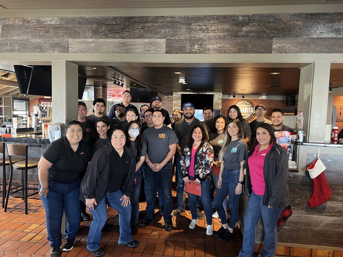 vero_gee147's tweet image. We did it! NRO Chilis San Juan had our first large group complete their #virtualfirstday with the @ChilisVTT! 25 new chiliheads got a big sense of belonging watching VFD on the big screen together.  @carissamariahh @mikponce82 @LarryV71