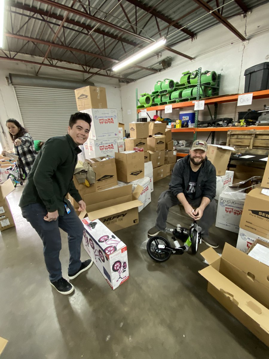 mg2_atx's tweet image. Super loud S/O to this group of “Santa’s Helpers” for making time to assemble bikes in @SantaCops Workshop today! One more day to contribute to our 1st Annual Toy Drive, let’s fill the boxes!!! #LifeAtATT