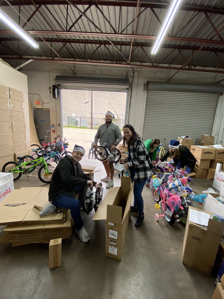 mg2_atx's tweet image. Super loud S/O to this group of “Santa’s Helpers” for making time to assemble bikes in @SantaCops Workshop today! One more day to contribute to our 1st Annual Toy Drive, let’s fill the boxes!!! #LifeAtATT