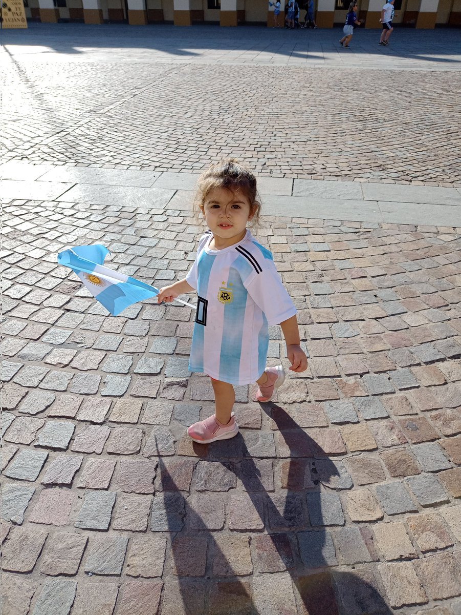 fatidarocha's tweet photo. Vivirlo con vos para mí es la gloria

#argentina #finalistas https://t.co/5MgSbWDi0t