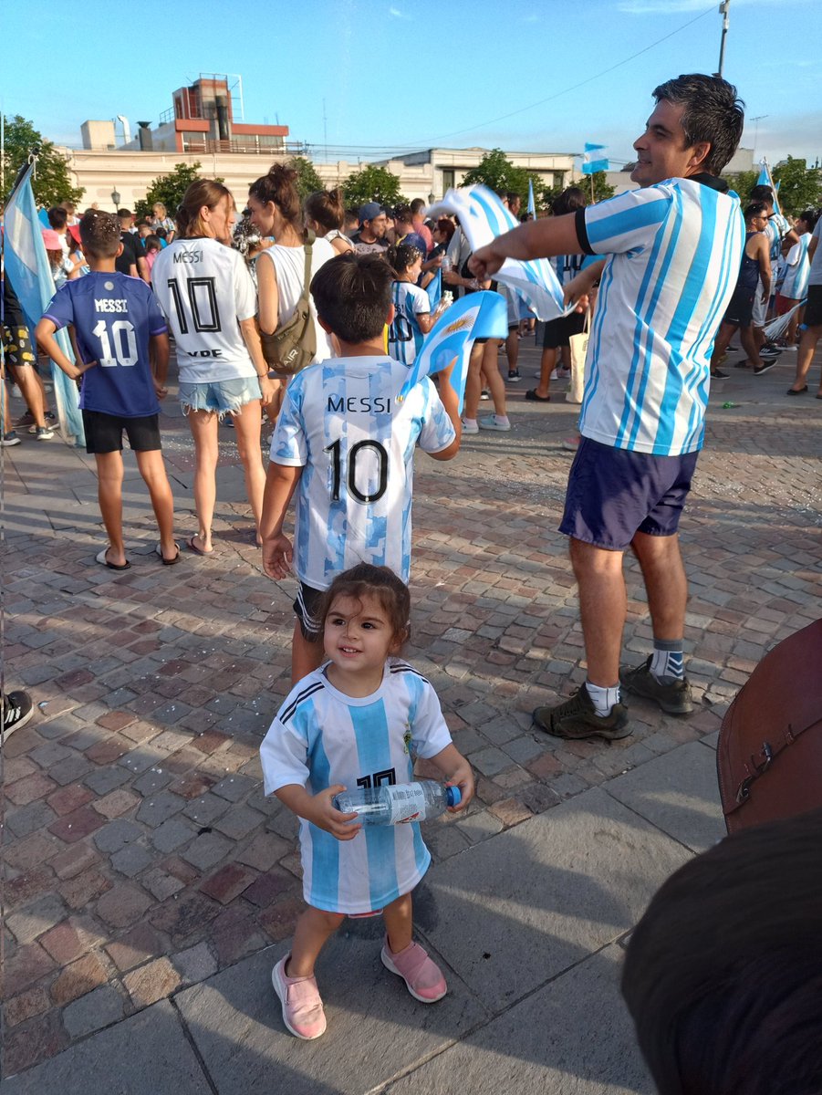 fatidarocha's tweet photo. Vivirlo con vos para mí es la gloria

#argentina #finalistas https://t.co/5MgSbWDi0t