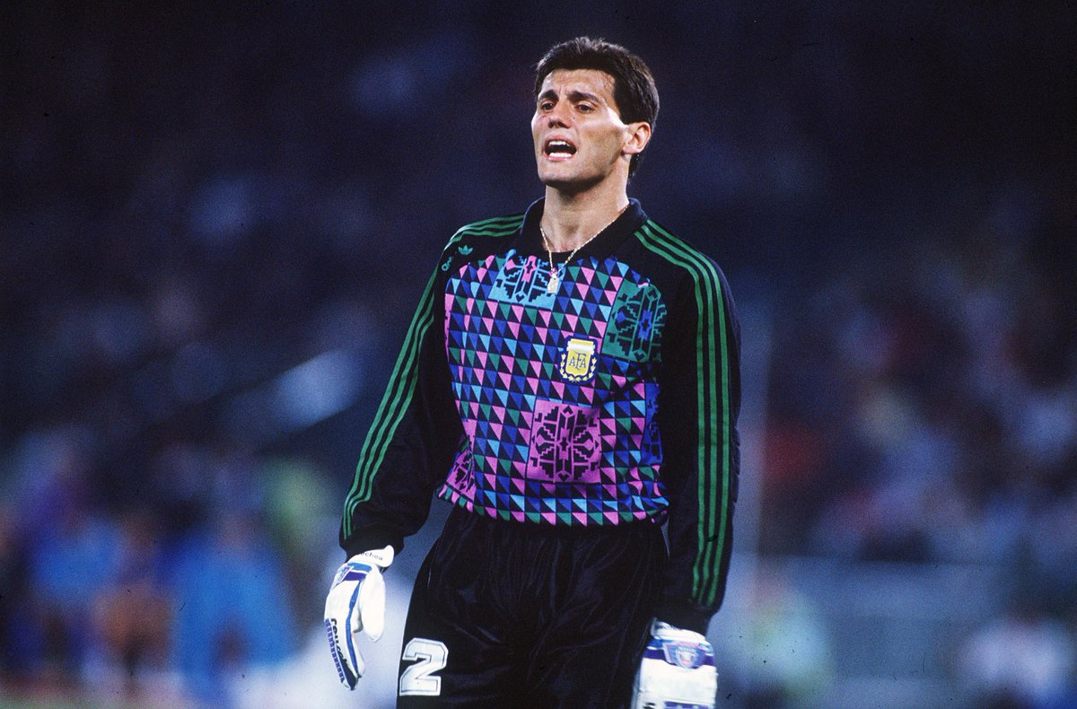 La seule chose que je vois sur cette photo, c'est que le supporter porte le superbe maillot de 1990 de Goycochea.