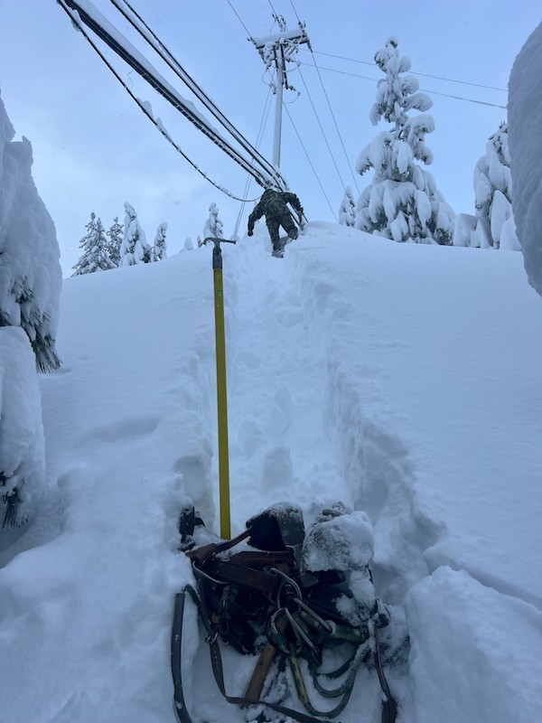 Over 3k #SouthLakeTahoe and #Meyers residents are without power for 3rd day. Over 70 crewmembers have been working 24/7 to address 170 issues. Access by helicopter, snowshoe, or snowmobile. Mountain living challenges. #LakeTahoe <a href="/LibertyUtil_CA/">Liberty Utilities Lake Tahoe</a>  southtahoenow.com/story/12/13/20…