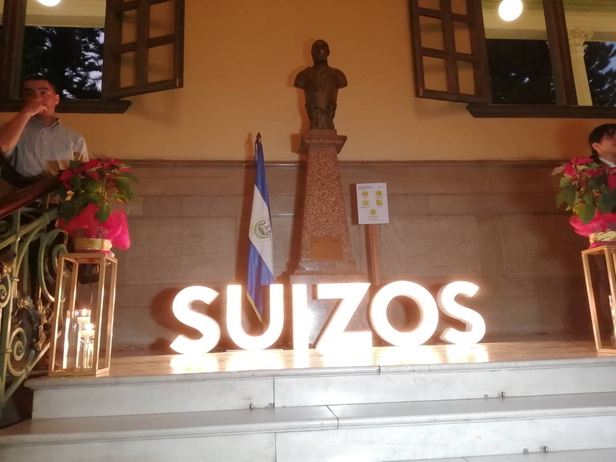 prensagrafica's tweet photo. #CMLPG | Como es costumbre, Laboratorios Suizos realizó el agasajo en una joya arquitectónica y emblemática de El Salvador, esta vez fue en el Palacio Nacional. Foto: LPG/José Cardona. https://t.co/8imdKPbA0x