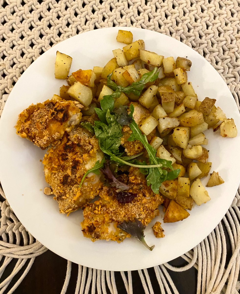 EEmberg5's tweet photo. #Winter is not my favourite season…however…a cozy fire and a yummy dinner of parmesan crusted chicken, savory roasted potato morsels with arugula salad makes me appreciate all winter has to offer 💙 #ICanGetUseToThis #CozyNightIn #December2022 https://t.co/m7GJa7KTro