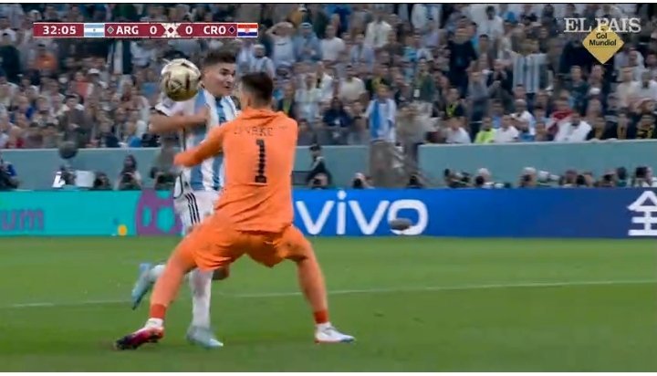 mannaggiamiser1's tweet photo. @Rycky74 @AxeeL En realidad el portero tiene una posición bastante natural antes de que se produzca el choque 🤔 https://t.co/rq6CLRgZnn