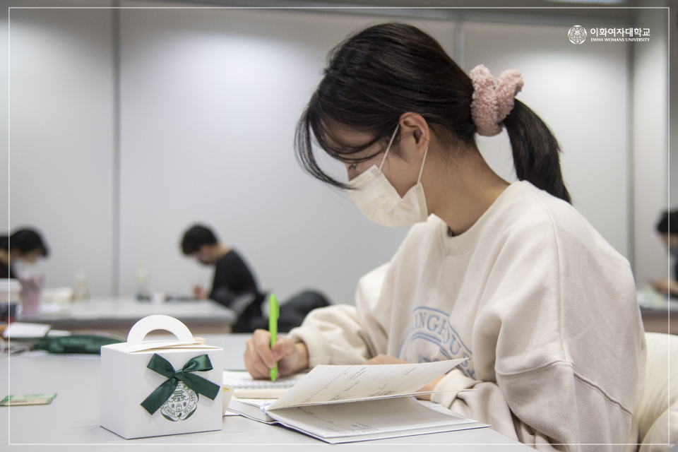 EwhaWomansUniv's tweet photo. [Cheerful love for Ewha]
Sweet cookies came to encourage hard-working Ewha students during the snowy final exam period. 🍪 Good luck with your test!

#CookieDelivery #CheerfulloveforEwha #ECCReadingRoom #FinalExam #Goodluckwithyourtest #rootingforyou #EWHA #UNIV https://t.co/DKE1ni47qN