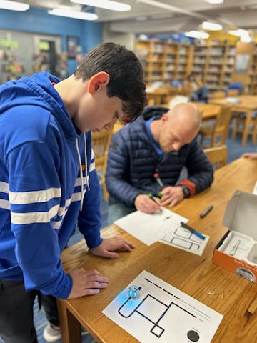 CSForSC's tweet photo. This past week as part of #CSEdWeek2022 @iteachlbc and Ms. Williams hosted a family Hour of Code Night at LBC Middle. Special Thanks to the @SRNLab for volunteering at the event as well. #CSForSC @AikenPublicSch https://t.co/01BLQVjLnE