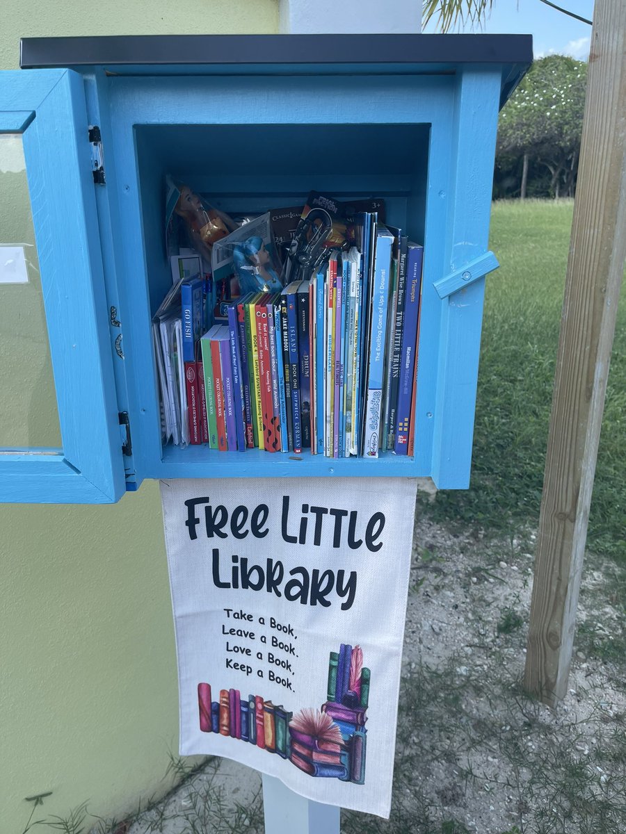 ElSolLilLibrary's tweet photo. The El Sol Team did it again! This past weekends goodies. #restocked #mylittlefreelibrary #mylittlelibrary #read #BookLover #books #freelittlelibrary https://t.co/XiExiXC0gD