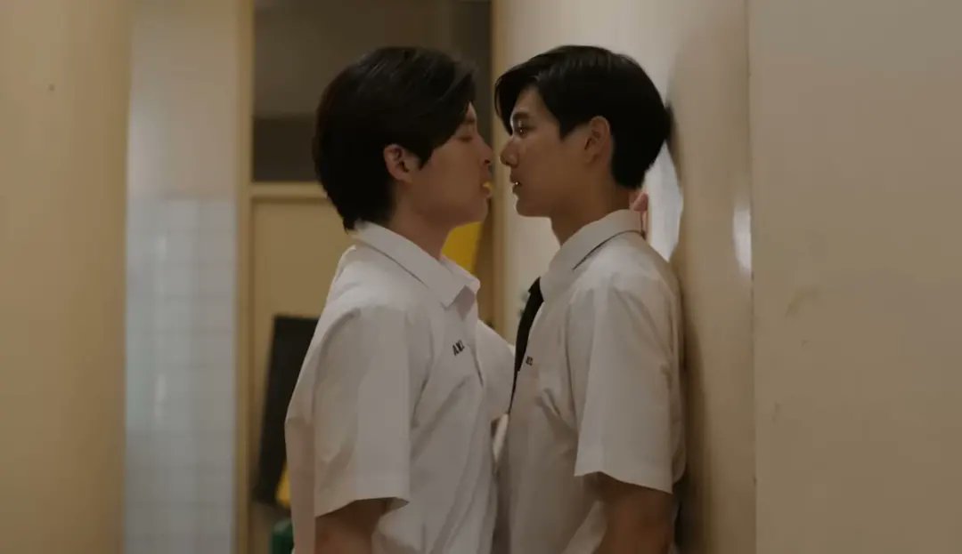 ppnaravit_ph's tweet photo. Never Let Me Go
Episode 1 : Father
Episode Highlight 3/3
@ppnaravit @phuwintang @chimonac
#ppnaravit #PangPond #ปังปอนด์ #gmmtv #ศิลปินไทย #ppnaravitph #pondphuwin #NeverLetMeGo #ปลาบนฟ้า #neverletmegoseries #NARAVITized https://t.co/9ah39gA2ft