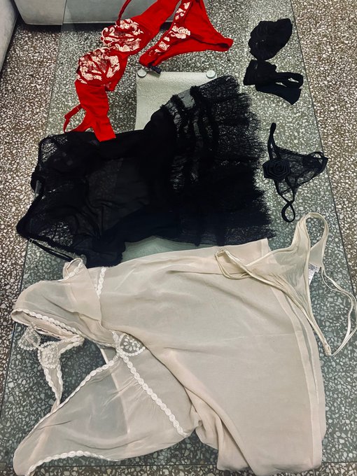 Chi mi aiuta a decidere cosa mettere https://t.co/pTuMARq3Lw<a href="/tag/dubai"class="tags"><span>#dubai</span></a><a href="/tag/sesso"class="tags"><span>#sesso</span></a><a href="/tag/ronaldo"class="tags"><span>#ronaldo</span></a><a href="/tag/bbj"class="tags"><span>#bbj</span></a><a href="/tag/gfvip"class="tags"><span>#gfvip</span></a><a href="/tag/gfvipparty"class="tags"><span>#gfvipparty</span></a>