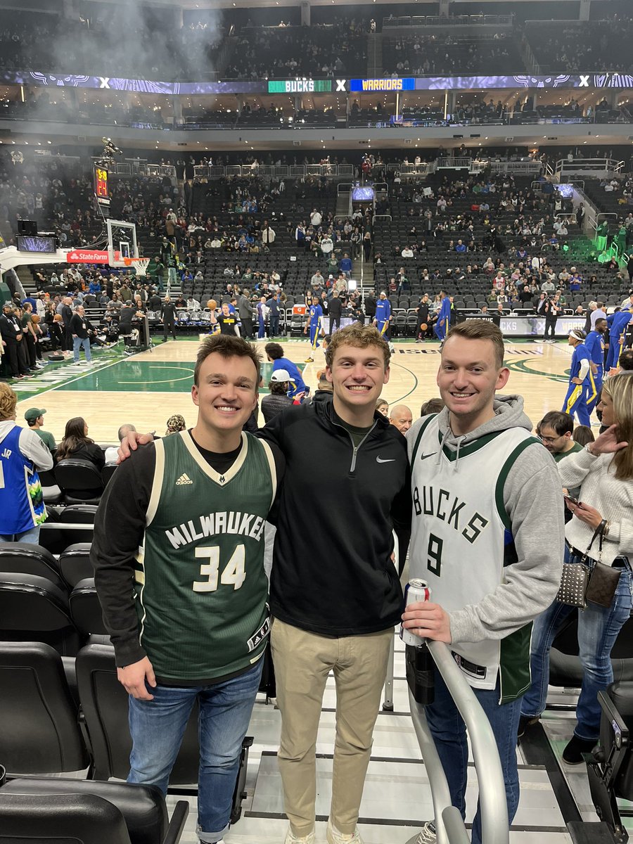_nickloberger's tweet image. what a view! thanks @bradychalloner 🦌 🏆 #FearTheDeer #NBAChamps #KohlsCourt #Gruber