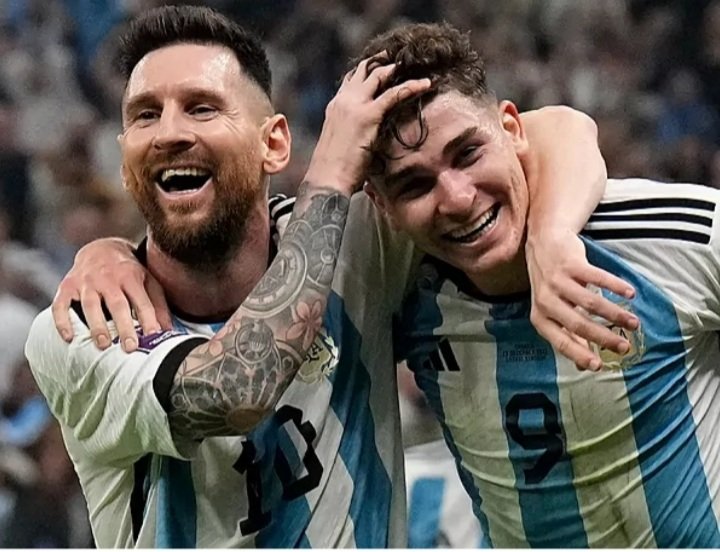 Pastornidia's tweet photo. Va dibujando el regate
Con el balón en los pies
Ese pibe que es el 10
Está loco de remate
Este mundial regalate
Mete el gol de la vitoria 
Llena a tus hinchas de gloria
Pon a Argentina a gritar
Si hoy volviste brillar
Andá, es tuya la gloria
#Messigol 
#Catar2022 https://t.co/0fRHgdk8qt