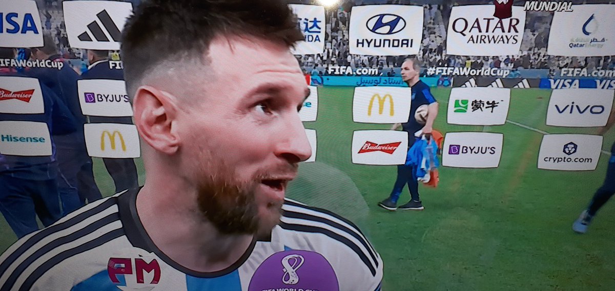 Pastornidia's tweet photo. Va dibujando el regate
Con el balón en los pies
Ese pibe que es el 10
Está loco de remate
Este mundial regalate
Mete el gol de la vitoria 
Llena a tus hinchas de gloria
Pon a Argentina a gritar
Si hoy volviste brillar
Andá, es tuya la gloria
#Messigol 
#Catar2022 https://t.co/0fRHgdk8qt