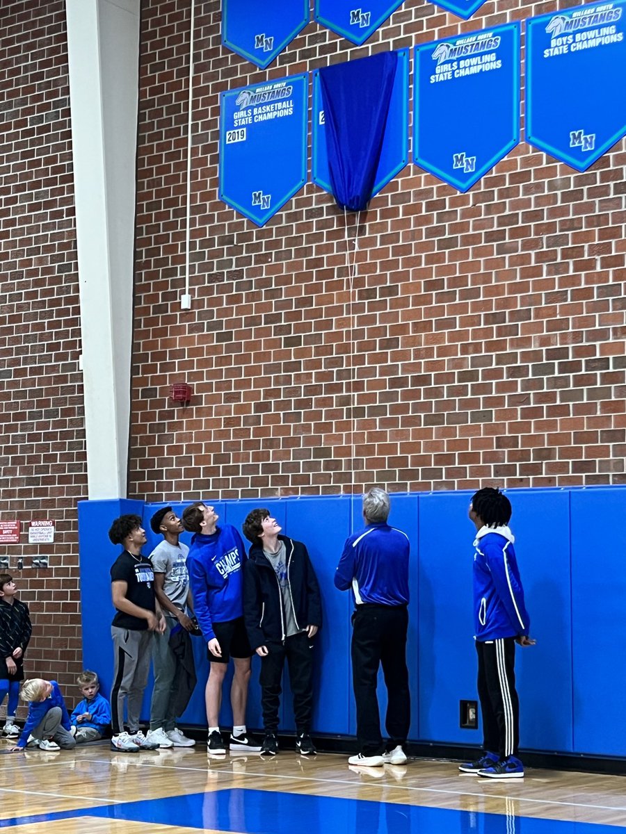 tfolkfam's tweet photo. Busy night at MN!! Welcomed back Coach Cannon to unveil the 2022 Boys State Championship banner! 💙🏀💚⁦@MNHS_Basketball⁩ ⁦@MNHSActivities⁩ https://t.co/ptzsfopf1j